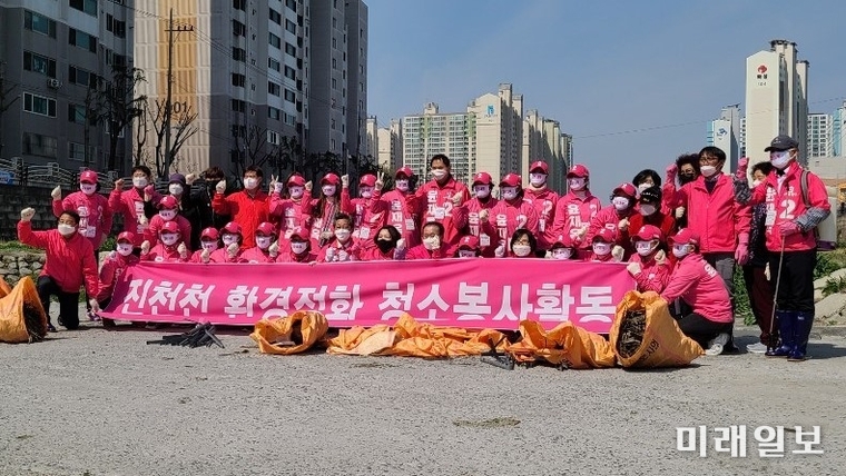 윤재옥 미래통합당 대구 달서구을 후보가 공식선거운동 첫날인 2일 대구시 달서구 진천천에서 환경정비 봉사활동을 하고 있다./사진=이솜결 기자