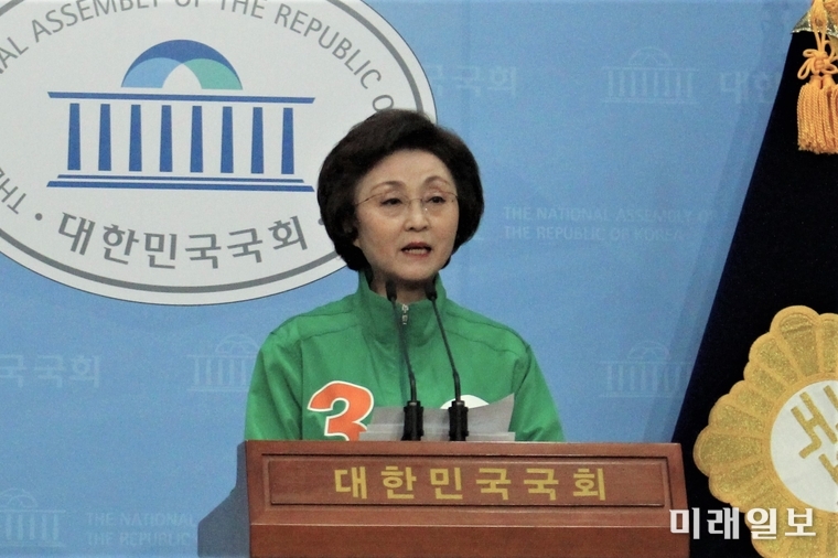 장정숙 민생당 원내대표가 9일 서울 여의도 국회 소통관에서 교섭단체 3당 원내대표 회동을 촉구하는 기자회견을 하고 있다./사진=김정현 기자