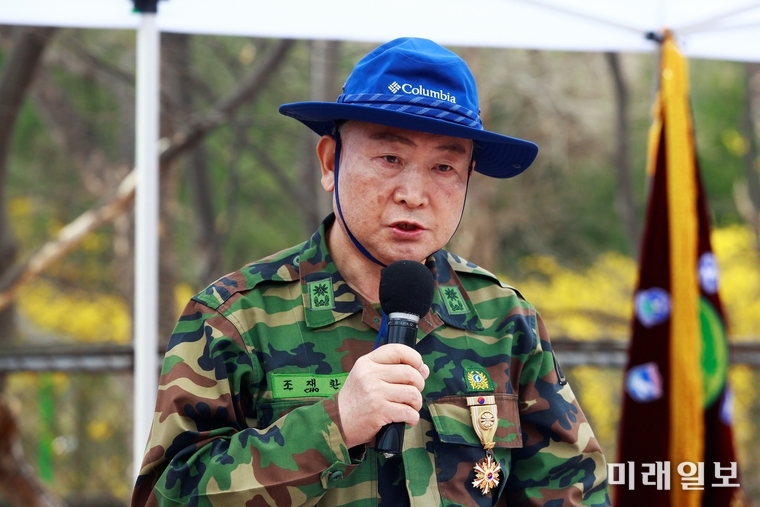 10일 오후 서울 은평구 북한산 야외 캠프장에서 개최된 월남참전전국유공자총연맹, 지도자 취임식 및 2020 전반기 공공사업단 발대식에서 조재환 월남참전유공자총연맹 사무총장이 사회를 맡아 행사를 진행하고 있다./사진=장건섭 기자