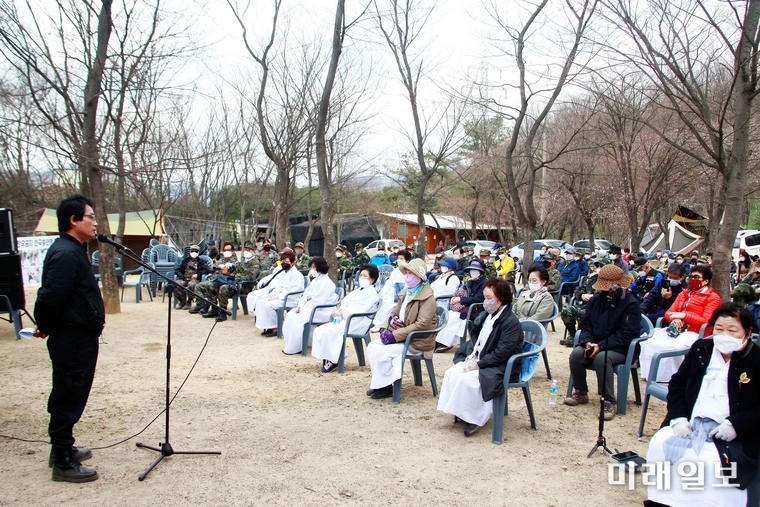 10일 오후 서울 은평구 북한산 야외 캠프장에서 개최된 월남참전전국유공자총연맹, 지도자 취임식 및 2020 전반기 공공사업단 발대식에서 서영수 국민연대 의장 및 월남찬전유공자총연맹 감사가 2020년 전반기 봉사단 발대식 개회사를 하고 있다./사진=장건섭 기자