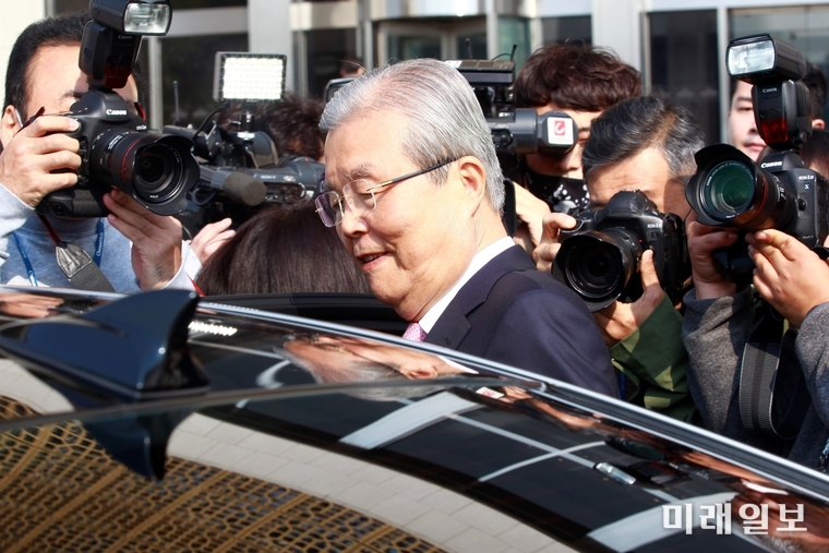 김종인 미래통합당 총괄 선대위원장이 16일 오전 서울 여의도 국회 본청에서 총선 결과 관련 특별기자회견을 마친 뒤 국회를 나서며 차량에 탑승하고 있다./사진=장건섭 기자