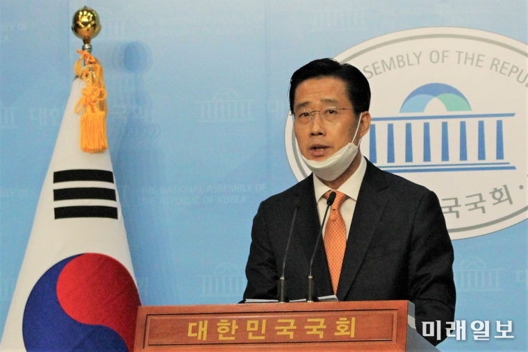 이태규 국민의당 총괄선거대책본부장이 16일 오후 서울 여의도 국회 소통관에서 4·15총선과 관련해 기자회견을 하고 있다./사진=김정현 기자