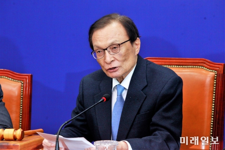 이해찬 더불어민주당 대표가 20일 서울 여의도 국회에서 열린 더불어민주당 최고위원회의에 참석해 현안관련 발언을 하고 있다./사진=장건섭 기자