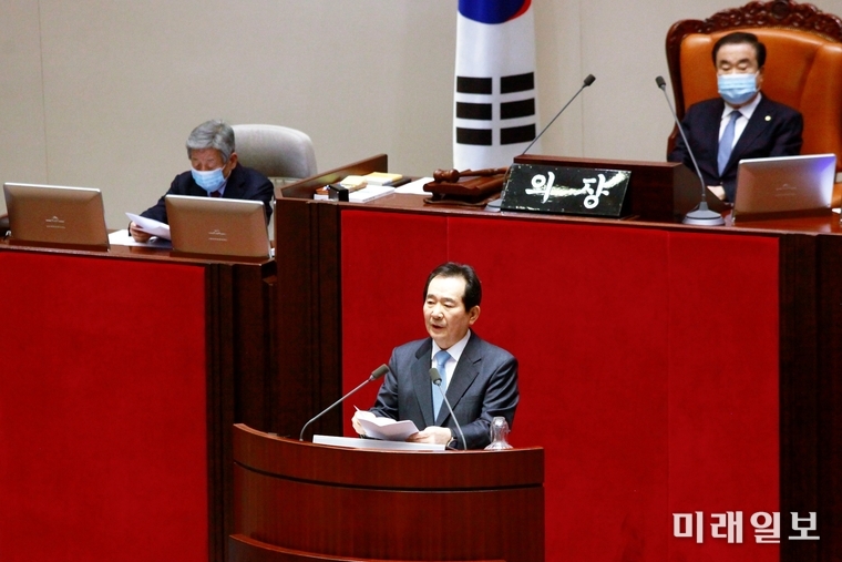 정세균 국무총리가 20일 오후 서울 여의도 국회에서 열린 국회 본회의에서 코로나19 사태 긴급재난지원금 지급을 위한 2차 추가경정예산안 편성 관련 시정연설을 하고 있다./사진=장건섭 기자