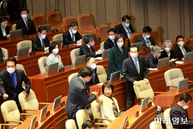 정세균 국무총리가 20일 오후 서울 여의도 국회에서 열린 국회 본회의에서 코로나19 사태 긴급재난지원금 지급을 위한 2차 추가경정예산안 편성 관련 시정연설을 하기 앞서 본회의에 참석하고 있다./사진=장건섭 기자