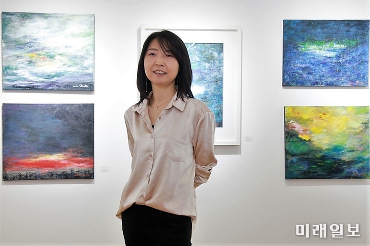 '2020 갤러리 그림수다 권인애 초대작가전'이 오는 4월 30일까지 서울 방배동 소재의 '갤러리 그림수다'에서 펼쳐지고 있다. 사진은 권인애 작가./사진=갤러리 그림수다
