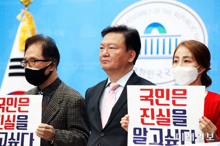 민경욱 미래통합당 의원 및 인천범시민단체연합이 22일 오전 서울 여의도 국회 소통관에서 기자회견을 갖고 4·15 총선 부정선거 의혹 관련 선거관리위원회의 답변을 촉구하고 있다./사진=장건섭 기자