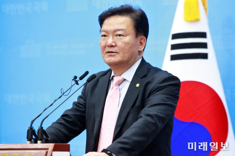 민경욱 미래통합당 의원이 22일 오전 서울 여의도 국회 소통관에서 기자회견을 갖고 4·15 총선 부정선거 의혹 관련 선거관리위원회의 답변을 촉구하고 있다./사진=장건섭 기자