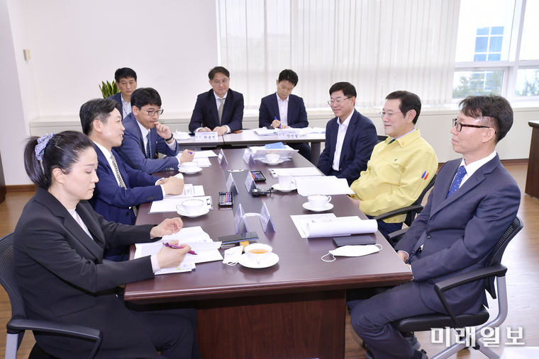 이용섭 광주광역시장이 22일 오후 북구 한국전자통신연구원(ETRI) 호남권 연구센터 내 인공지능(AI) 산업 융합사업단을 방문해 장석영 과학기술정보통신부 제2차관과 면담을 갖고 인공지능 직접단지 조성사업 조기완공을 위한 국비 지원 등을 요청하고 있다./사진=광주시 제공