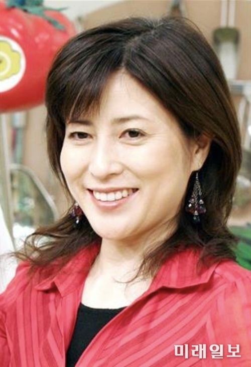 23일 오전 도쿄의 한 병원에서 코로나19에 의한 폐렴으로 사망한 일본의 중견 여배우 오카에 쿠미코./사진=오카에 쿠미코 SNS