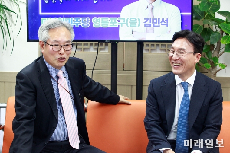 제21대 4.15 총선에서 더불어민주당 영등포을에 출마해 당선된 김민석 당선자(왼쪽부터 임두만 신문고뉴스 고문, 김 당선자) 가 24일 오후 서울 영등포구 버드나무길 서울의소리 스튜디오에서 인터넷언론인 회원사 공동으로 진행된 인터뷰에서 취재진의 질문에 대답하고 있다./사진=장건섭 기자