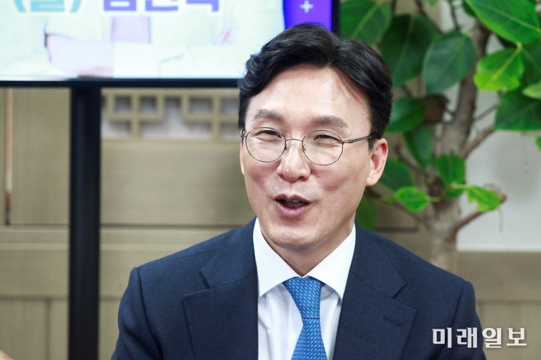 제21대 4.15 총선에서 더불어민주당 영등포을에 출마해 당선된 김민석 당선자가 24일 오후 서울 영등포구 버드나무길 서울의소리 스튜디오에서 인터넷언론인 회원사 공동으로 진행된 인터뷰에서 취재진의 질문에 대답하고 있다./사진=장건섭 기자