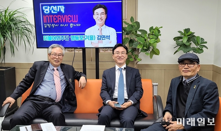 제21대 4.15 총선에서 더불어민주당 영등포을에 출마해 당선된 김민석 당선자(왼쪽부터 임두만 신문고뉴스 고문, 김 당선자, 장건섭 미래일보 편집국장)가 24일 오후 서울 영등포구 버드나무길 서울의소리 스튜디오에서 인터넷언론인 회원사 공동으로 진행된 인터뷰를 마치고 기념촬영을 하고 있다./사진=인터넷언론인연대