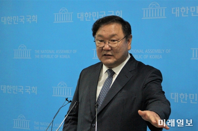 김태년 더불어민주당 의원이 28일 오전 서울 여의도 국회 소통관에서 여당 원내대표 경선 출마 기자회견을 한 뒤 기자들의 질문에 답하고 있다./사진=김정현 기자