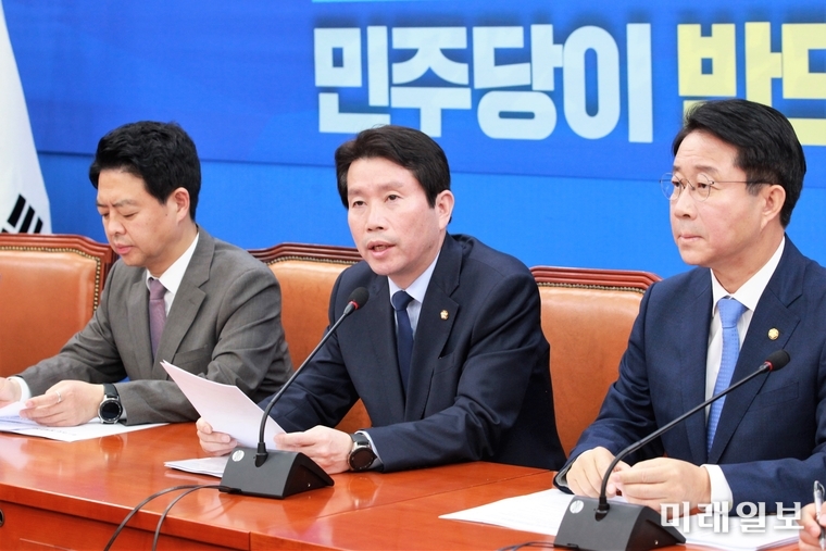 이인영 더불어민주당 원내대표(가운데)가 7일 오전 서울 여의도 국회에서 열린 정책조정회의에서 모두발언을 하고 있다. 더불어민주당은 이날 오후 경선을 갖고 21대 국회 첫 원내사령탑을 선출한다./사진=장건섭 기자