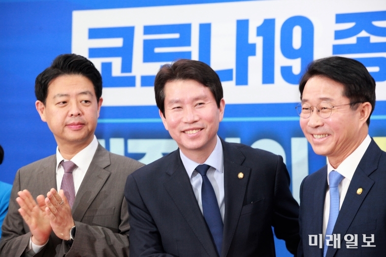 이인영 더불어민주당 원내대표(가운데)가 7일 오전 서울 여의도 국회에서 열린 정책조정회의에 참석, 1년간의 노고에 대한 감사의 박수를 받자 활짝 웃고 있다. 더불어민주당은 이날 오후 경선을 갖고 21대 국회 첫 원내사령탑을 선출한다./사진=장건섭 기자
