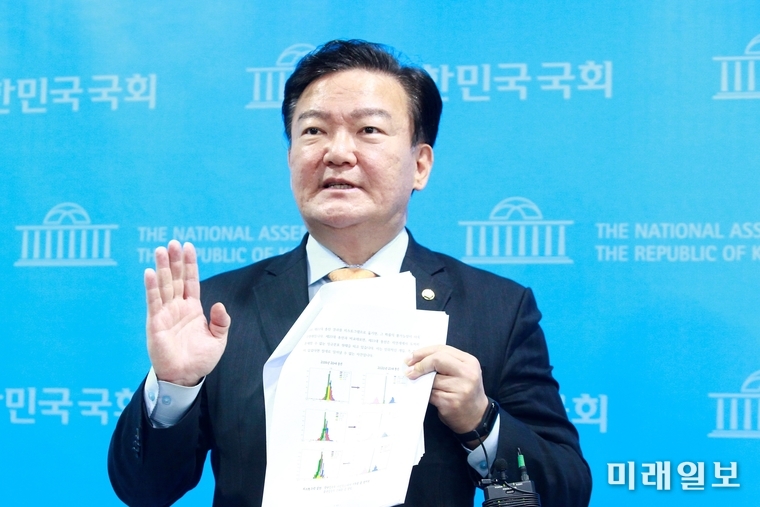 민경욱 미래통합당 의원이 4월 28일 오전 서울 여의도 국회 소통관에서 4.15 총선 관련 부정선거 의혹 기자회견을 하고 있다./사진=장건섭 기자