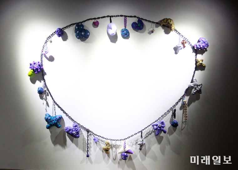 11일 오후 경기도 수원시 영통구 태장로 망포2동 주민커뮤니티센터 1층 매홀창작스튜디오에 열리고 있는 서양화가 김민지 작가의 'VIOLENT VIOLET' 展에서 작품 ''Charms'(팔찌 장식들). 2020, 체인, 천, 플라스틱, 진주, 아크릴 큐빅, 거울지, 폼폼, 목걸이, 고리 장식, 플라스틱 케이스, 조개껍데기, 폴리우레탄폼에 채색, 249x195 Cm./사진=장건섭 기자