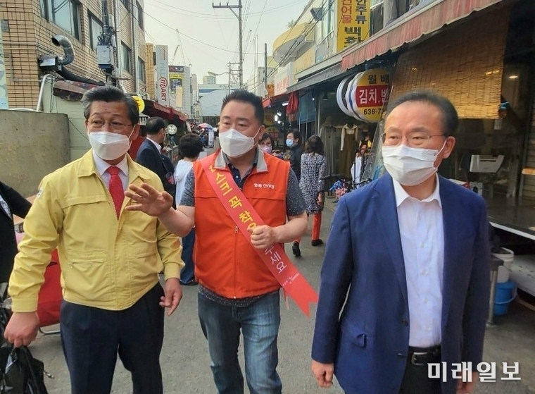 윤재옥 미래통합당 의원이 21대 국회의원 선거에서 당선된 후 처음으로 당직자들과 월배시장을 방문하고 있다. /사진=이솜결 기자