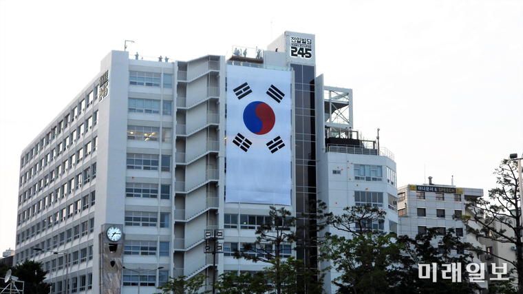 17일 광주 금남로의 전일빌딩 벽면에 광주 5.18민주화운동 40주년을 맞이해 대형 태극기가 걸려있다./사진=장건섭 기자