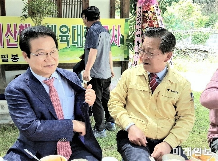 제21대 국회의원 선거에서 대구 달서병에서 당선된 김용판 미래통합당 당선자가 17일 열린 월배초등학교 총동창회 정기산행 및 체육대회에 당선후 처음으로 참석하고 있다./사진=이솜결 기자