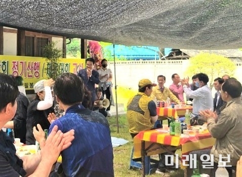 제21대 국회의원 선거에서 대구 달서병에서 당선된 김용판 미래통합당 당선자가 17일 열린 월배초등학교 총동창회 정기산행 및 체육대회에 당선후 처음으로 참석, 인사말을 하고 있다./사진=이솜결 기자