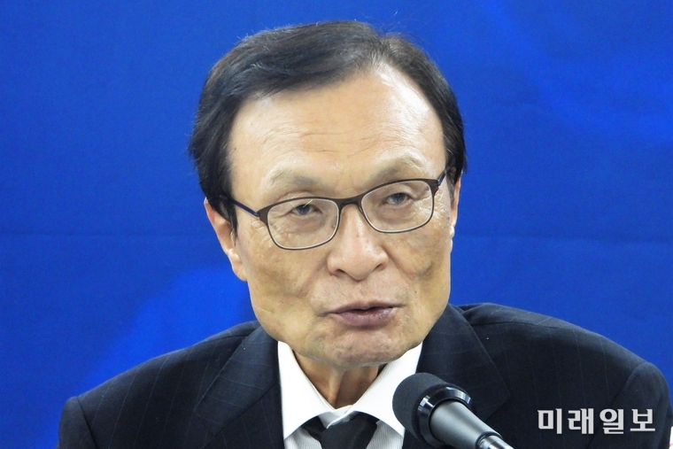 이해찬 더불어민주당 대표가 5·18민주화운동 40주년인 18일 오후 광주 동구 금남로 전일빌딩245 내 4층 중회의실에서 오월영령 추모·항쟁정신 계승의 의미를 담아 열린 '현장 최고위원회'에서 모두발언을 하고 있다./사진=장건섭 기자