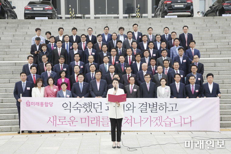 미래통합당 주호영 원내대표, 이종배 정책위의장을 비롯한 84명의 제21대 국회의원 당선자들이 국회 본청 계단에서 당선자 워크숍 후 선언문을 발표하고 있다. /사진=미래통합당 제공