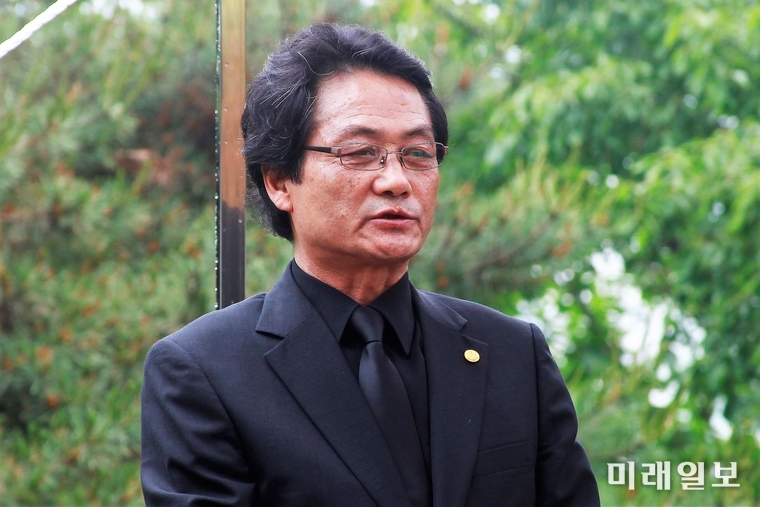24일 오후 경기도 광주시 오포읍 능행리 산21 故 김재규 장군(전 국가정보원장) 묘역에서 '10·26 의인들(김재규·박흥주·박선호·유성옥·이기주·김태원)의 명예회복진상규명을 위한 국민행동' 10·26 40주기 공동 추모 행사에서 서영수 국민연대146NGO 의장이 10·26 40주기 공동 추모식을 주관하고 있다./사진=장건섭 기자