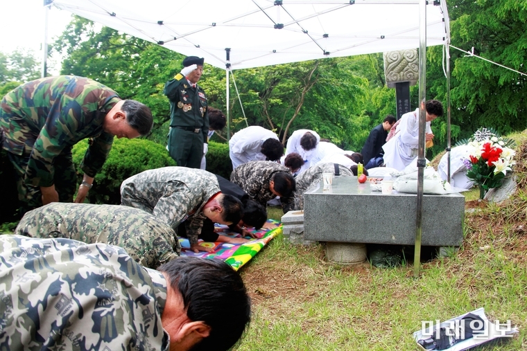 24일 오호 경기도 광주시 오포읍 능행리 산21 故 김재규 장군(전 국가정보원장) 묘역에서 '10·26 의인들(김재규·박흥주·박선호·유성옥·이기주·김태원)의 명예회복진상규명을 위한 국민행동' 10·26 40주기 공동 추모 행사가 개최되고 있다./사진=장건섭 기자
