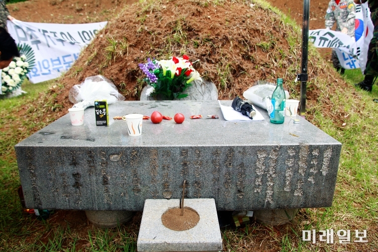 24일 오후 경기도 광주시 오포읍 능행리 산21 故 김재규 장군(전 국가정보원장) 묘역에서 '10·26 의인들(김재규·박흥주·박선호·유성옥·이기주·김태원)의 명예회복진상규명을 위한 국민행동' 10·26 40주기 공동 추모 행사가 개최되고 있는 가운데 故 김재규 장군의 묘소 상석 일부가 훼손되어 있다./사진=장건섭 기자