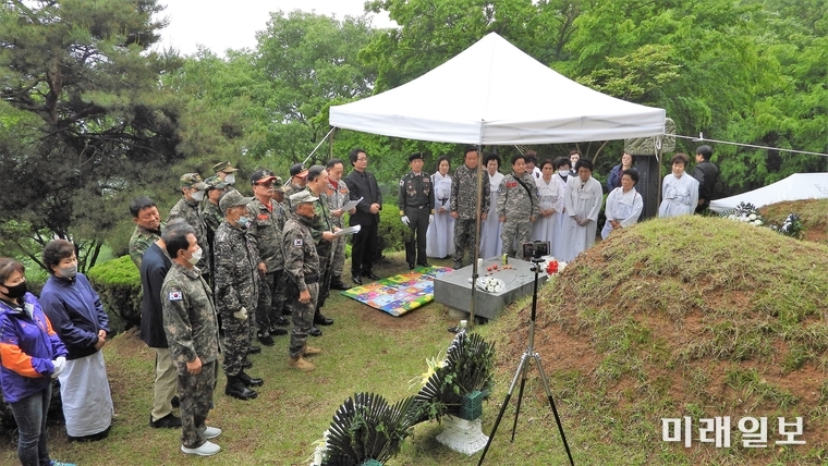 24일 오후 경기도 광주시 오포읍 능행리 산21 故 김재규 장군(전 국가정보원장) 묘역에서 '10·26 의인들(김재규·박흥주·박선호·유성옥·이기주·김태원)의 명예회복진상규명을 위한 국민행동' 10·26 40주기 공동 추모 행사가 개최되고 있다./사진=장건섭 기자