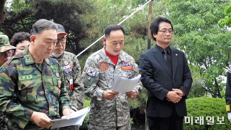 24일 오후 경기도 광주시 오포읍 능행리 산21 故 김재규 장군(전 국가정보원장) 묘역에서 '10·26 의인들(김재규·박흥주·박선호·유성옥·이기주·김태원)의 명예회복진상규명을 위한 국민행동' 10·26 40주기 공동 추모 행사에서 박종림 월남참전유공자총연맹 상임대표가 추도사를 낭독하고 있다./사진=장건섭 기자