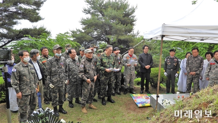 24일 오후 경기도 광주시 오포읍 능행리 산21 故 김재규 장군(전 국가정보원장) 묘역에서 '10·26 의인들(김재규·박흥주·박선호·유성옥·이기주·김태원)의 명예회복진상규명을 위한 국민행동' 10·26 40주기 공동 추모 행사가 개최되고 있다./사진=장건섭 기자