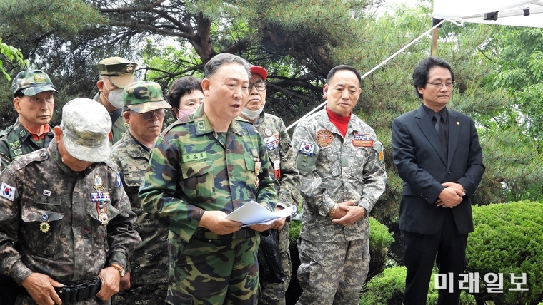 24일 오후 경기도 광주시 오포읍 능행리 산21 故 김재규 장군(전 국가정보원장) 묘역에서 '10·26 의인들(김재규·박흥주·박선호·유성옥·이기주·김태원)의 명예회복진상규명을 위한 국민행동' 10·26 40주기 공동 추모 행사에서 조재환 월남참전유공자총연맹 사무총장이 경과보고를 하고 있다./사진=장건섭 기자