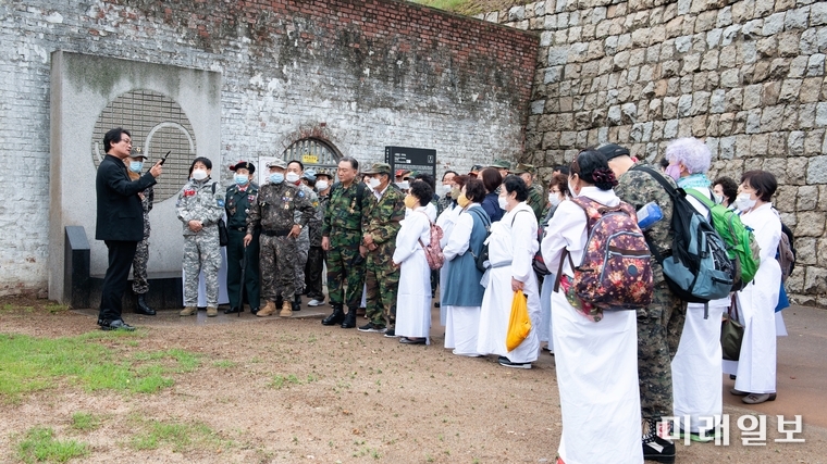 24일 오전 서울 서대문구 구 서대문교도소 역사관(사형장) 앞에서 국민연대146NGO, 월남참전전국유공자총연맹, 참전유공자전국부인회, 80년해직중대장전국동지회 회원들이 ‘10·26 의인들(김재규·박흥주·박선호·유성옥·이기주·김태원)의 ‘명예회복진상규명을 위한 국민행동’ 10·26 40주기 공동 추모 행사를 개최하고 있다./사진=박용호 사진작가 제공