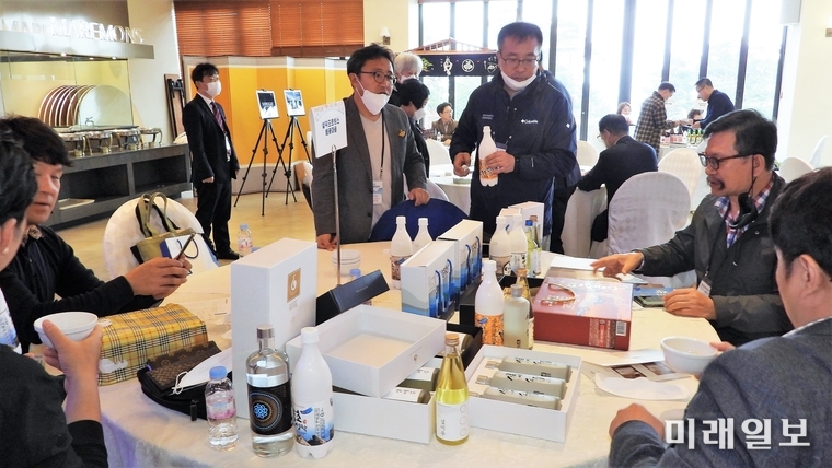 22일 오후 강원도 속초시 대포동 마레몬스관광호텔에서 속초시가 초청한 전국 200여 개의 여행사와 언론사가 연합한 한국관광클럽 60개 회원사를 상대로 속초시를 비롯한 관내 호텔, 휴양콘도미니엄, 관광식당, 관광두레, 관광테마시설 등 24개 기관·사업체가 참여해 관내 관광명소, 숙박, 레저, 체험 등의 다채로운 정보를 소개하는 사업설명회가 열리고 있다./사진=장건섭 기자