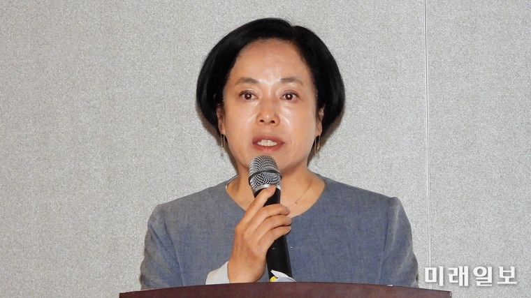22일 오후 강원도 속초시 대포동 마레몬스호텔에서 개최된 제14회 사단법인 한국관광클럽 정기총회에서 이충숙 명예회장(센타투어 대표, 서울 강서구 구의원)이 이임사를 하고 있다./사진=장건섭 기자