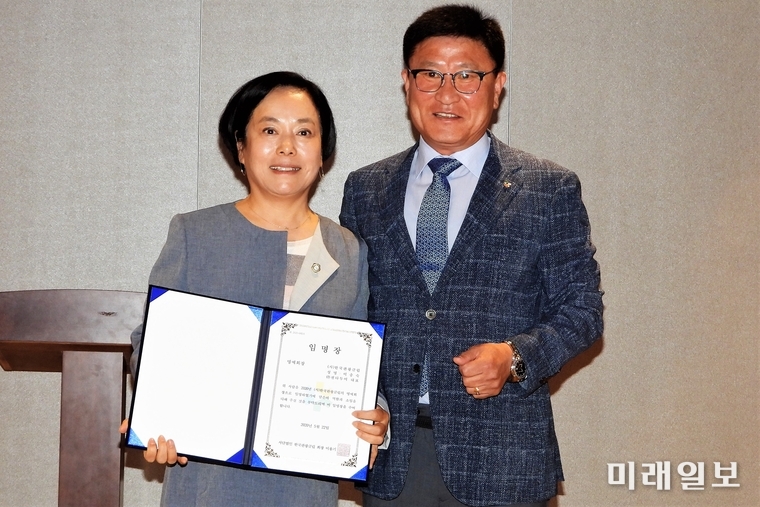 22일 오후 강원도 속초시 대포동 마레몬스호텔에서 개최된 제14회 사단법인 한국관광클럽 정기총회에서 이충숙 명예회장(제9대 회장)이 제10대 한국관광클럽 신임 회장으로 선출된 이용기 푸른바다여행사 대표(오른쪽)로부터 명예회장 임명장을 수여 받고 기념촬영을 하고 있다./사진=장건섭 기자