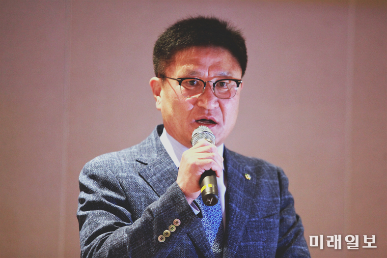 22일 오후 강원도 속초시 대포동 마레몬스호텔에서 개최된 제14회 사단법인 한국관광클럽 정기총회에서 제10대 한국관광클럽 회장으로 선출된 이용기 푸른바다여행사 대표가 취임사를 하고 있다./사진=장건섭 기자