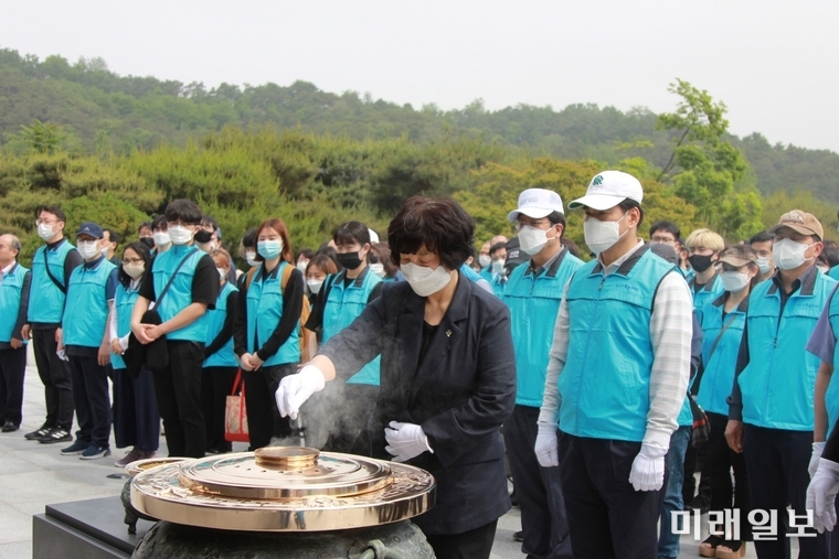 사회봉사단체 '나누고베풀고봉사하는그룹' 한옥순 회장 등 봉사단원들이 6월 호국보훈의 달을 앞두고 25일 오전 서울 동작구 국립서울현충원을 찾아 봉사활동에 앞서 현충답에 참배 분향을 하고 있다./사진=나누고베풀고봉사하는그룹 제공