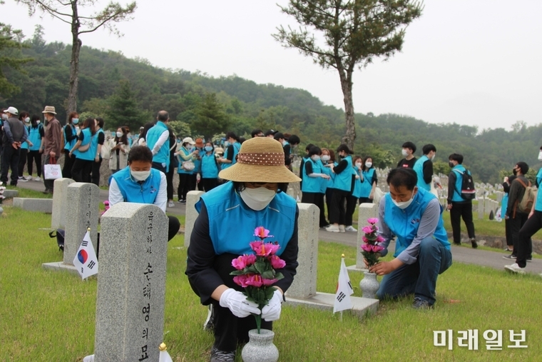 사회봉사단체 '나누고베풀고봉사하는그룹'(회장 한옥순)은 6월 호국보훈의 달을 앞두고 25일 오전 110여 명의 회원들과 함께 서울 동작구 국립서울현충원을 찾아 봉사활동을 실시하고 있다./사진=나누고베풀고봉사하는그룹 제공
