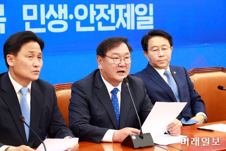 김태년 더불어민주당 원내대표(가운데)가 26일 오전 서울 여의도 국회에서 열린 원내대책회의에서 모두발언하고 있다./사진=장건섭 기자