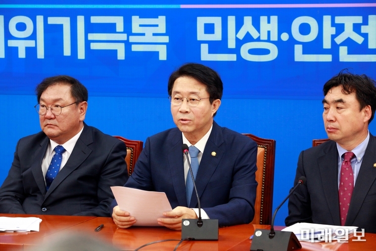 조정식 더불어민주당 정책위의장(가운데)이 26일 서울 여의도 국회에서 열린 더불어민주당 원내대책회의에 참석해 현안관련 발언을 하고 있다./사진=장건섭 기자