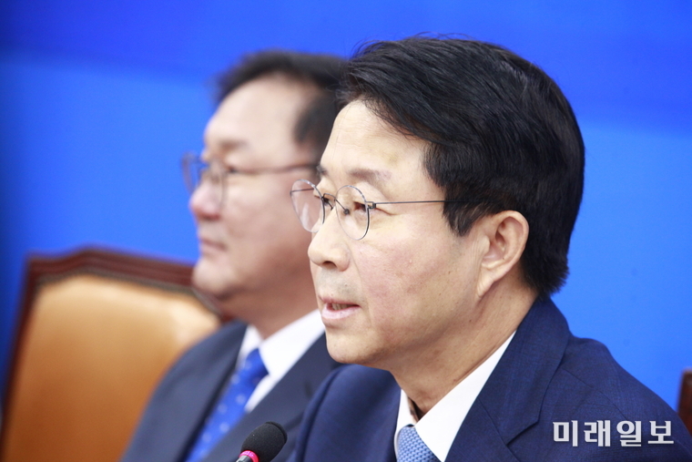 조정식 더불어민주당 정책위의장이 26일 서울 여의도 국회에서 열린 더불어민주당 원내대책회의에 참석해 현안관련 발언을 하고 있다./사진=장건섭 기자
