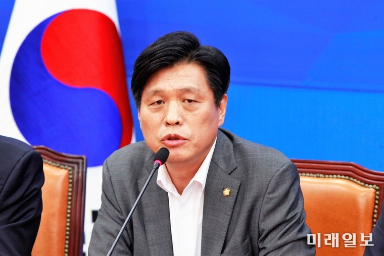 조승래 더불어민주당 원내부대표가 26일 서울 여의도 국회에서 열린 더불어민주당 원내대책회의에 참석해 발언하고 있다./사진=장건섭 기자