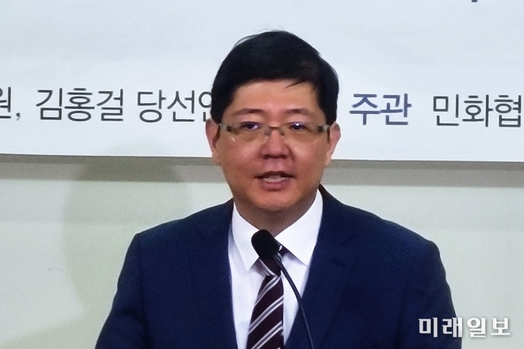 김홍걸 더불어민주당 의원이 지난 26일 서울 여의도 국회 의원회관에서 열린 민화협(민족화해협력범국민협의회) 통일정책포럼, '한반도 평화와 남북경협을 위한 제안'에 참석해 당선인 신분으로 인사말을 하고 있다./사진=장건섭 기자