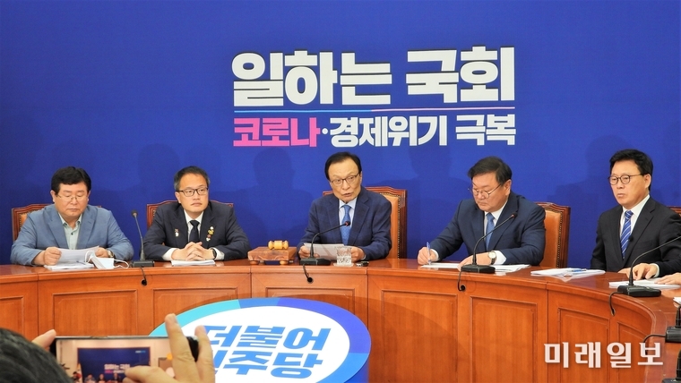 이해찬 더불어민주당 대표(가운데)가 1일 오전 서울 여의도 국회에서 열린 최고위원회의에서 발언하고 있다./사진=장건섭 기자