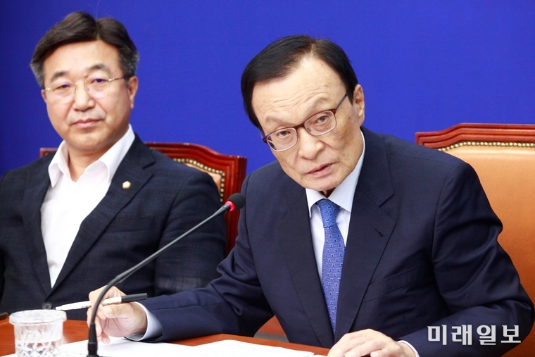 이해찬 더불어민주당 대표가 2일 오후 서울 여의도 국회에서 열린 더불어민주당 제13차 정례 기자간담회에 참석해 현안관련 취재진의 질문을 받고 있다./사진=장건섭 기자