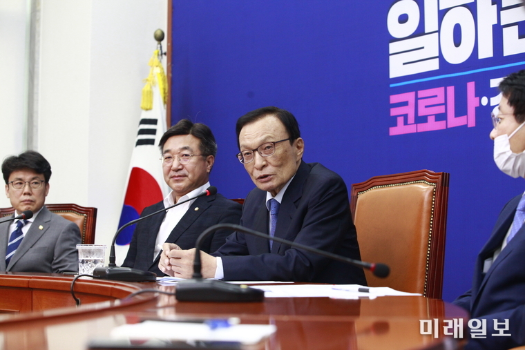 이해찬 더불어민주당 대표가 2일 오후 서울 여의도 국회에서 열린 더불어민주당 제13차 정례 기자간담회에 참석해 현안관련 취재진의 질문을 대답하고 있다./사진=장건섭 기자
